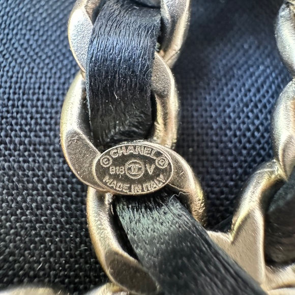 CHANEL 18V CLASSIC GOLD TONE LARGE BIG CC LOGO CHAIN BLACK LEATHER BROOCH PIN - Picture 6 of 10